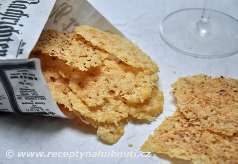 Parmezánovo-česnekové chipsy
